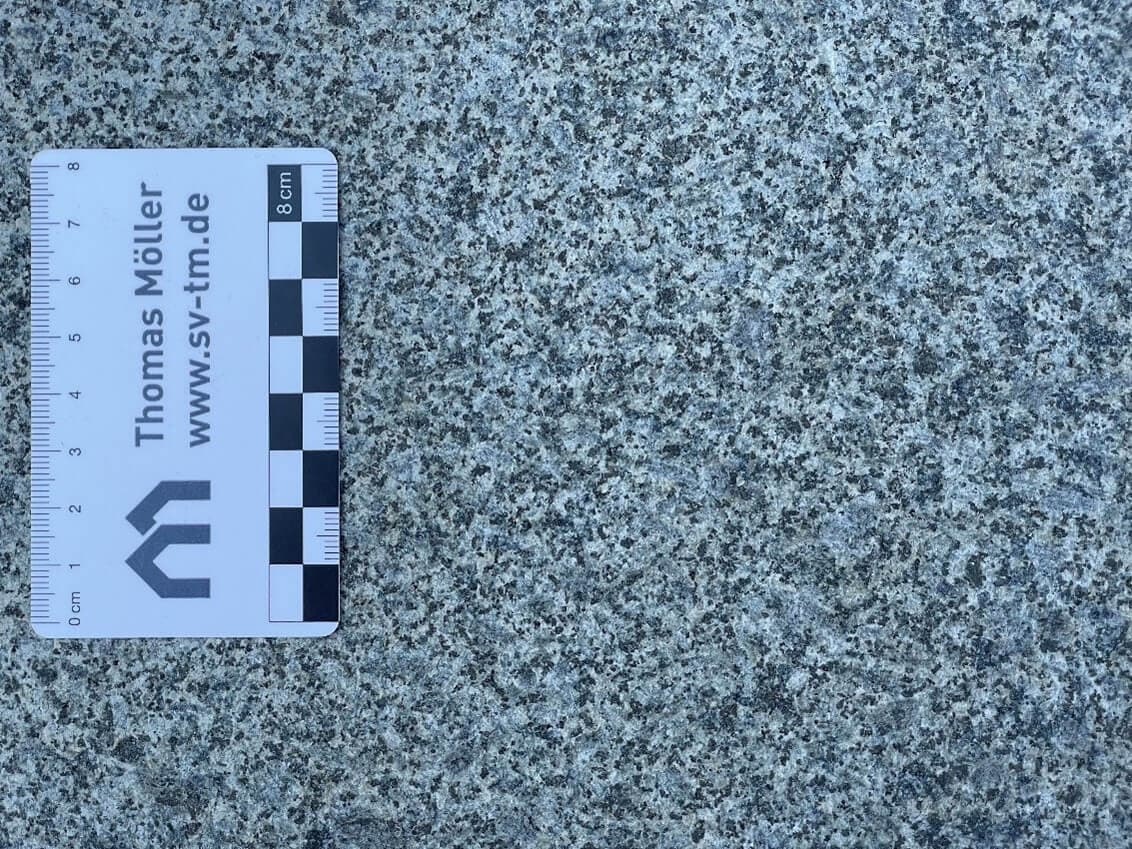 Eine Granitplatte mit Maßstab als Beispiel für die Gewichtsermittlung