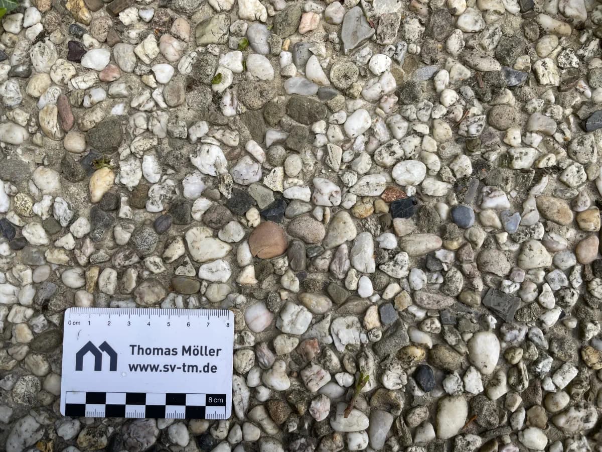 Eine alte Waschbetonplatte mit Maßstab des Autors.