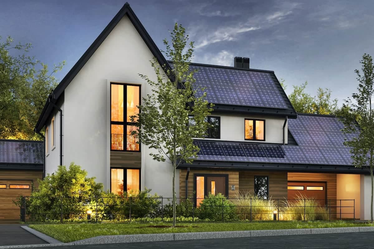 Ein Haus mit Sonnenkollektoren auf dem Dach