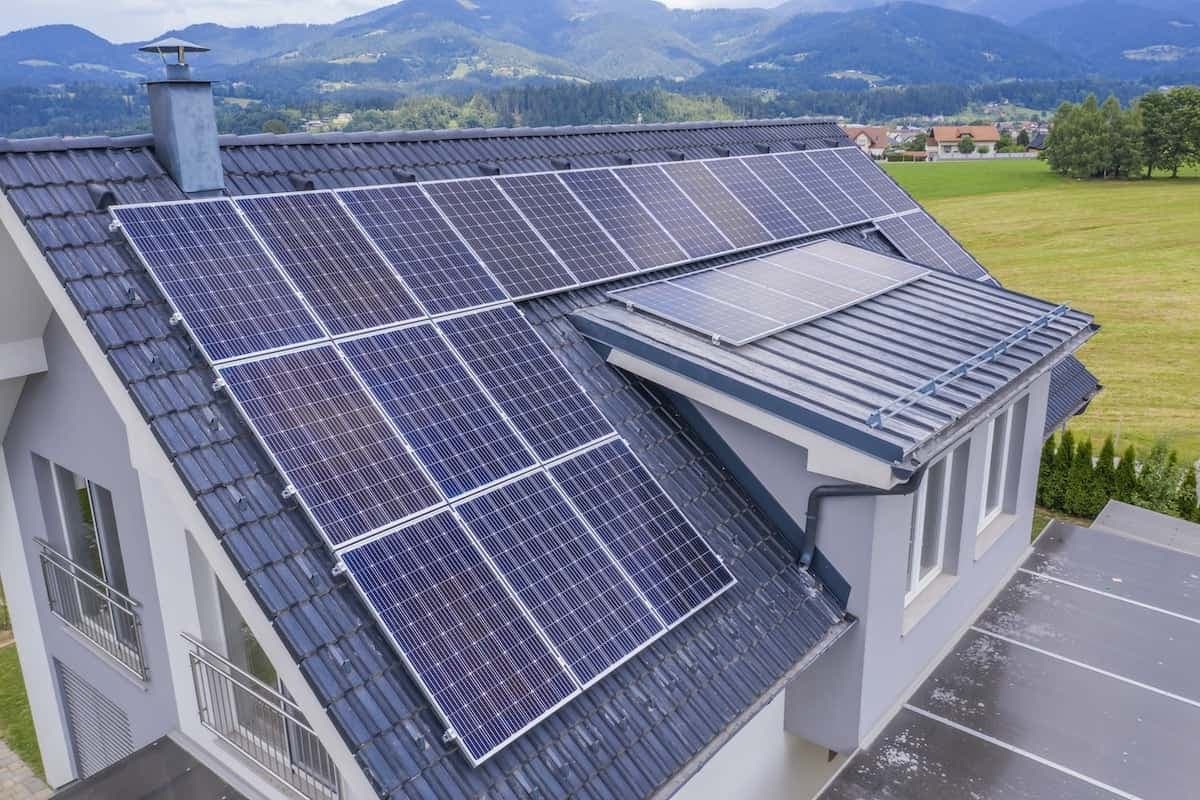 Ein Haus mit einer Photovoltaikanlage auf dem Dach