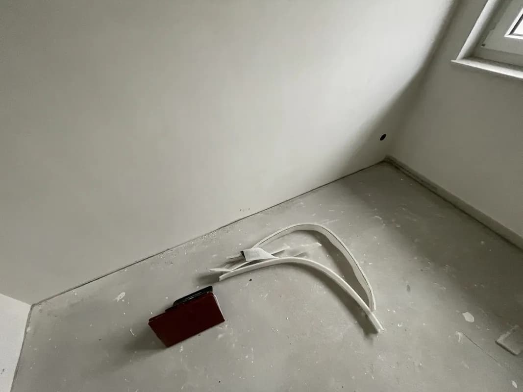 Ein abgetrennter Estrichranddämmstreifen - Foto: T. Möller