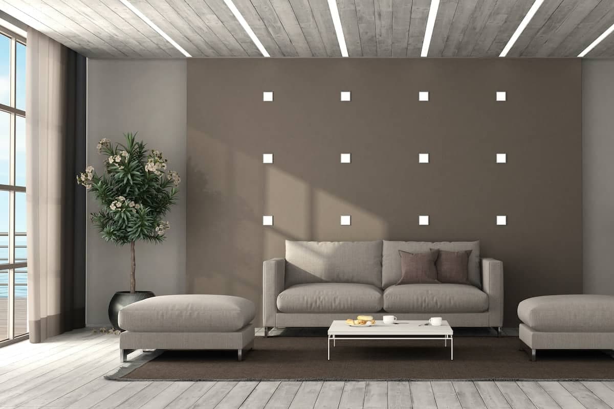Ein Wohnzimmer mit verschiedenen Arten von Leuchten