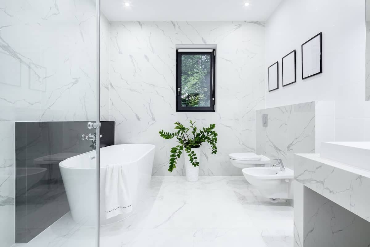 Luxuriöses Badezimmer mit Badewanne, Bidet und WC.