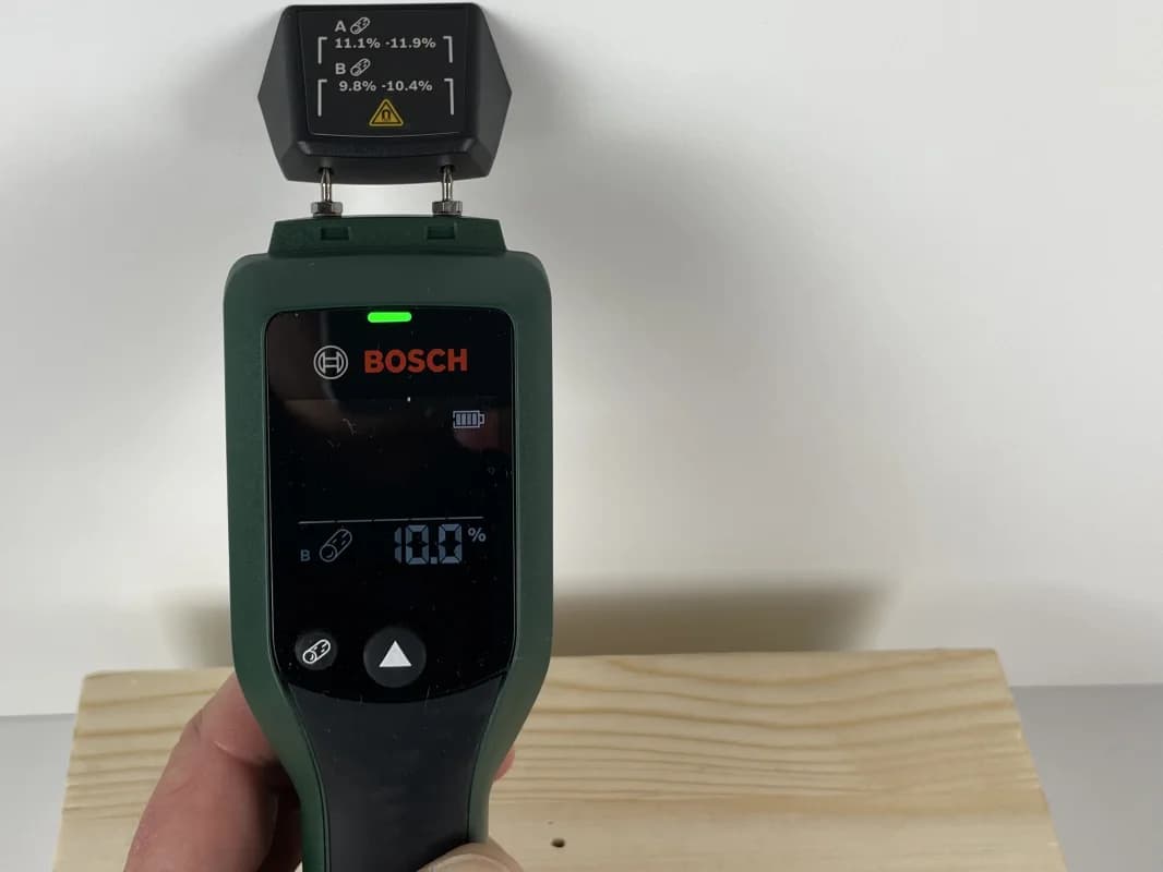Ein Holzfeuchtemessgerät von Bosch wird mittels Festwiederstand im Deckel geprüft. Die Überprüfung war erfolgreich mit 10,0 %
