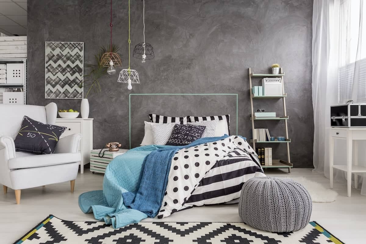 Ein eingerichtetes Schlafzimmer mit Dekorputz an einer Wand
