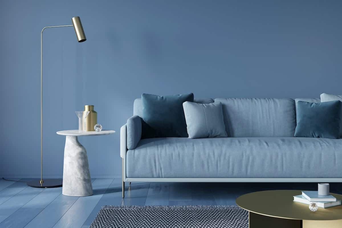 Ein Wohnzimmer mit einer sehr glatten blauen Wand