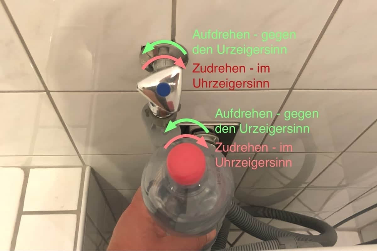 Ein Wasserhahn einer Waschmaschine und eine Wasserflasche. So kann man sich merken, wie ein Wasserhahn auf- und zugedreht wird.